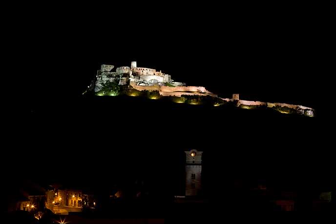spissky hrad zdjęcie nocą