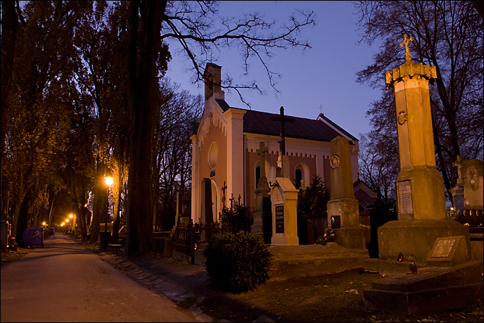 Stary Cmentarz w Tarnowie nocą.