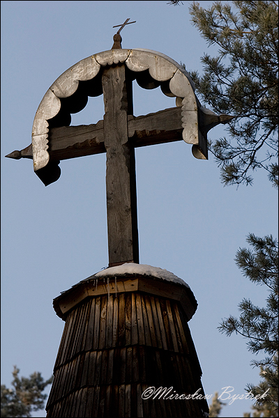 krzyż zwieńczający wieżę