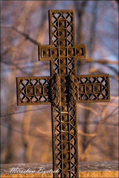 ażurowy krzyż dwuramienny na grobach na grobie Rosjan