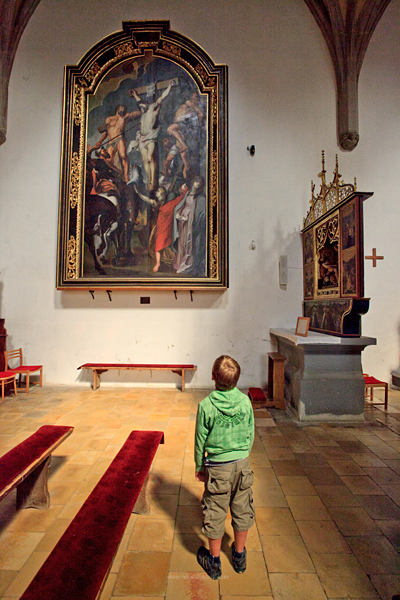 „Przebicie kopią”. Obraz pochodzi z renesansowego ołtarza głównego. Autorem jest bardejowski malarz Piotr Stöckel. Jak się przyjrzeć to jest to kopia Rubensa ("Ukrzyżowanie")
